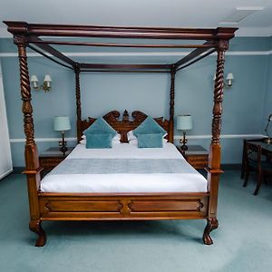 Four Poster Room